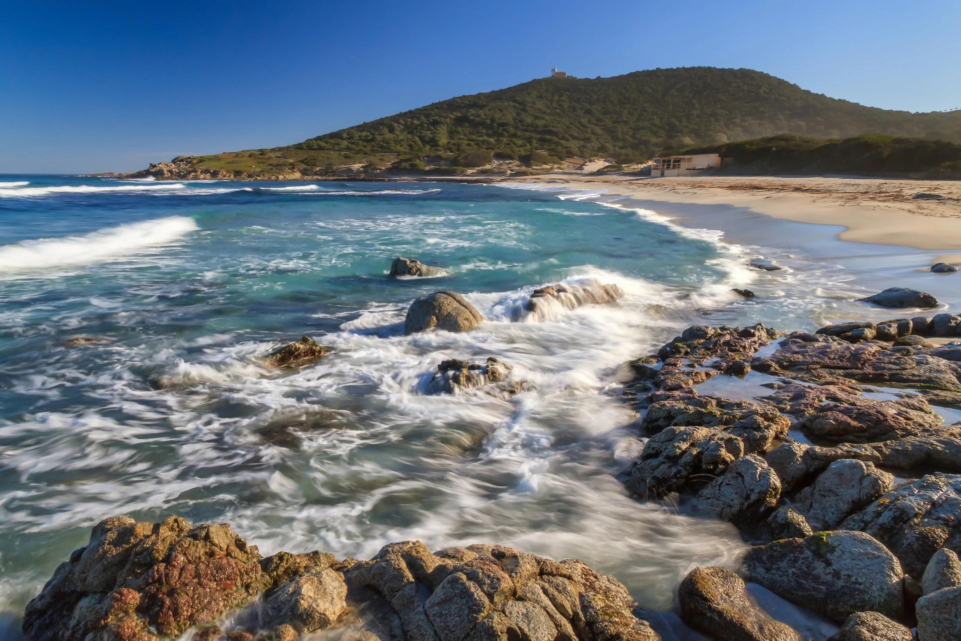 Vagues s'écrasant sur les rochers d'une plage de Balagne 