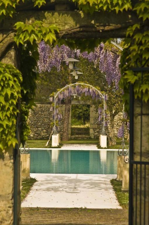Allée fleurie à la piscine de l'hôtel San Andrea en Balagne