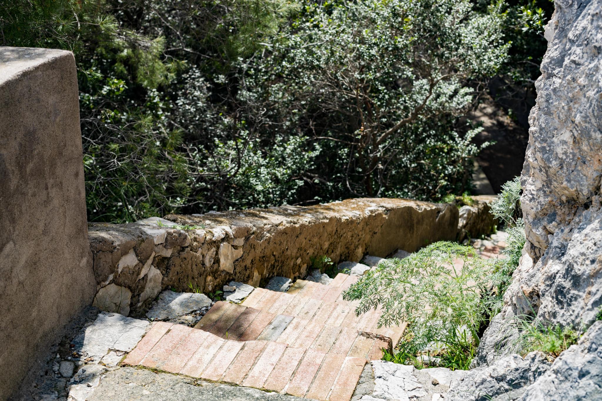 Escalier en pierre de l'hôtel San Andrea entre Calvi et Île Rousse