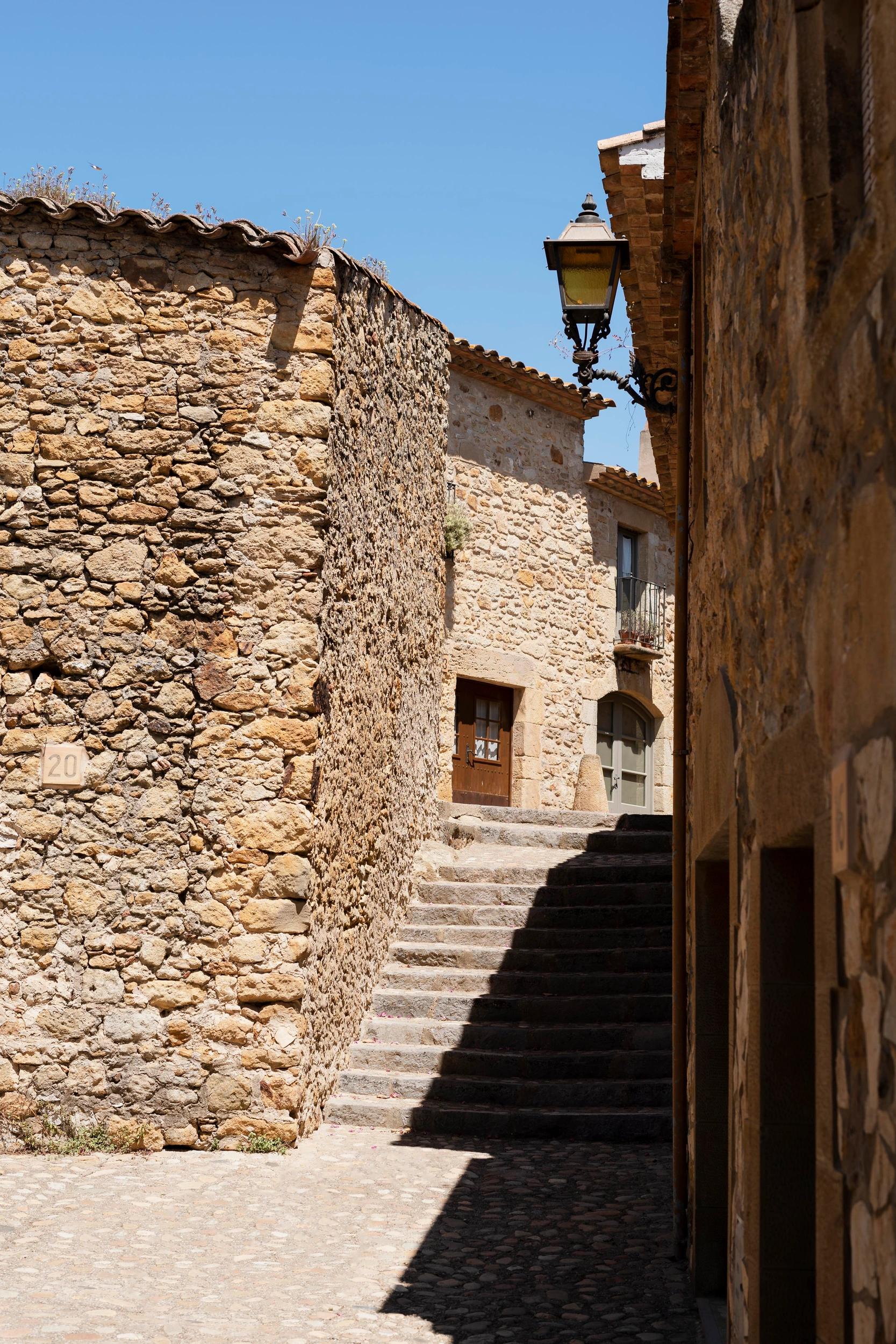 Ruelle en pierre avec escaliers à l'hôtel 4 étoiles San Andrea en Balagne