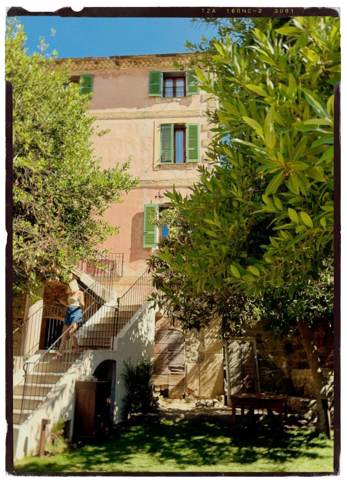 Façade entourée d'arbres et de végétation près de l'hôtel San Andrea