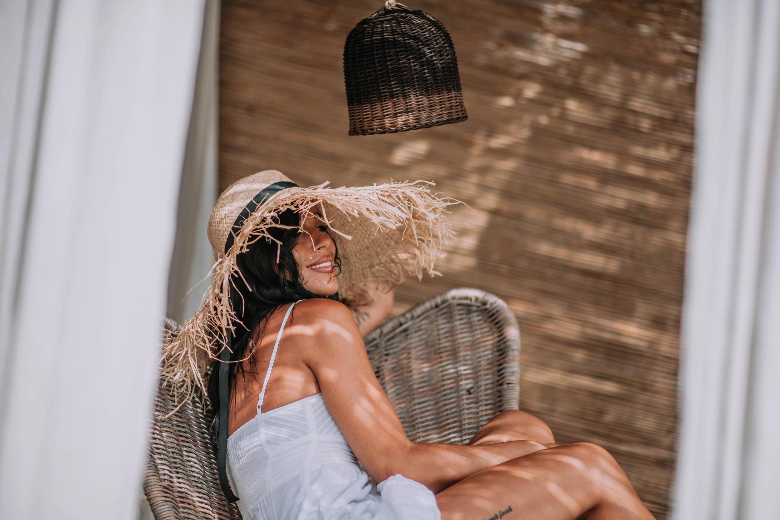Femme profitant du soleil sur une terrasse de l'hôtel 4 étoiles San Andrea 