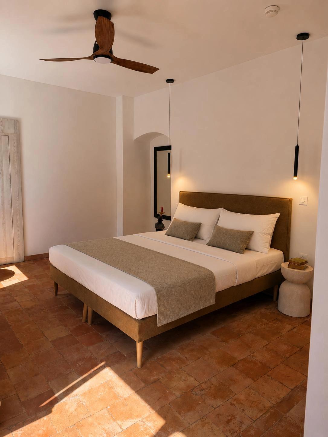 Lit et lampe de chevet dans une chambre de l'hôtel 4 étoiles San Andrea