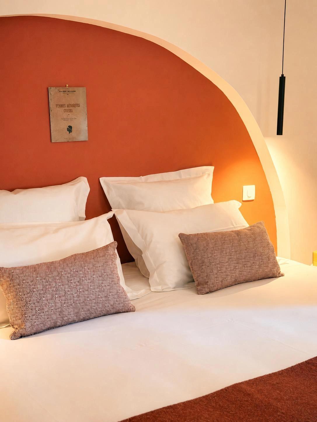 Détail de la literie et table de chevet dans une chambre de l'hôtel 4 étoiles 