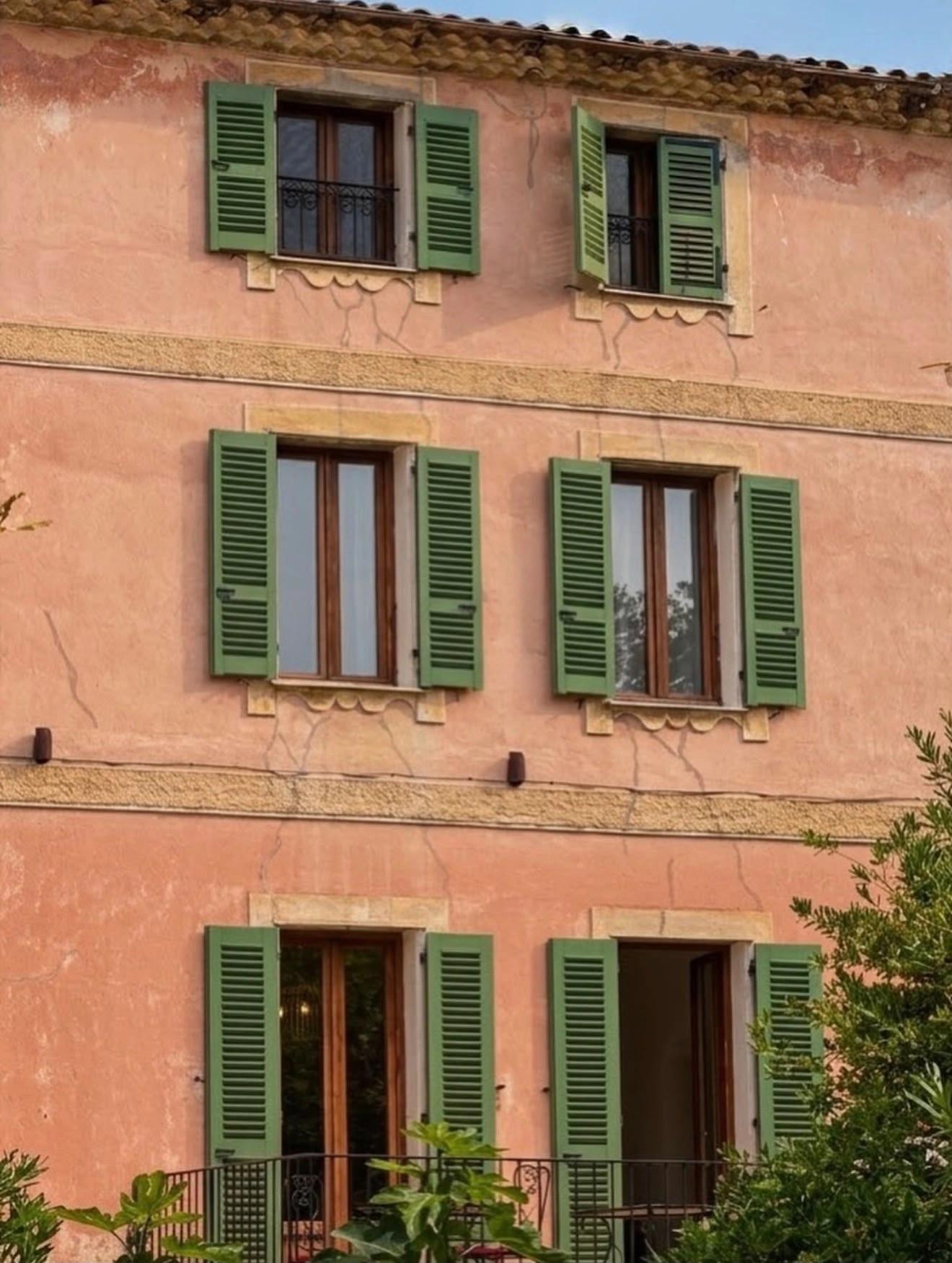 Mur en pierre et fenêtre traditionnelle typiques des villages de Balagne