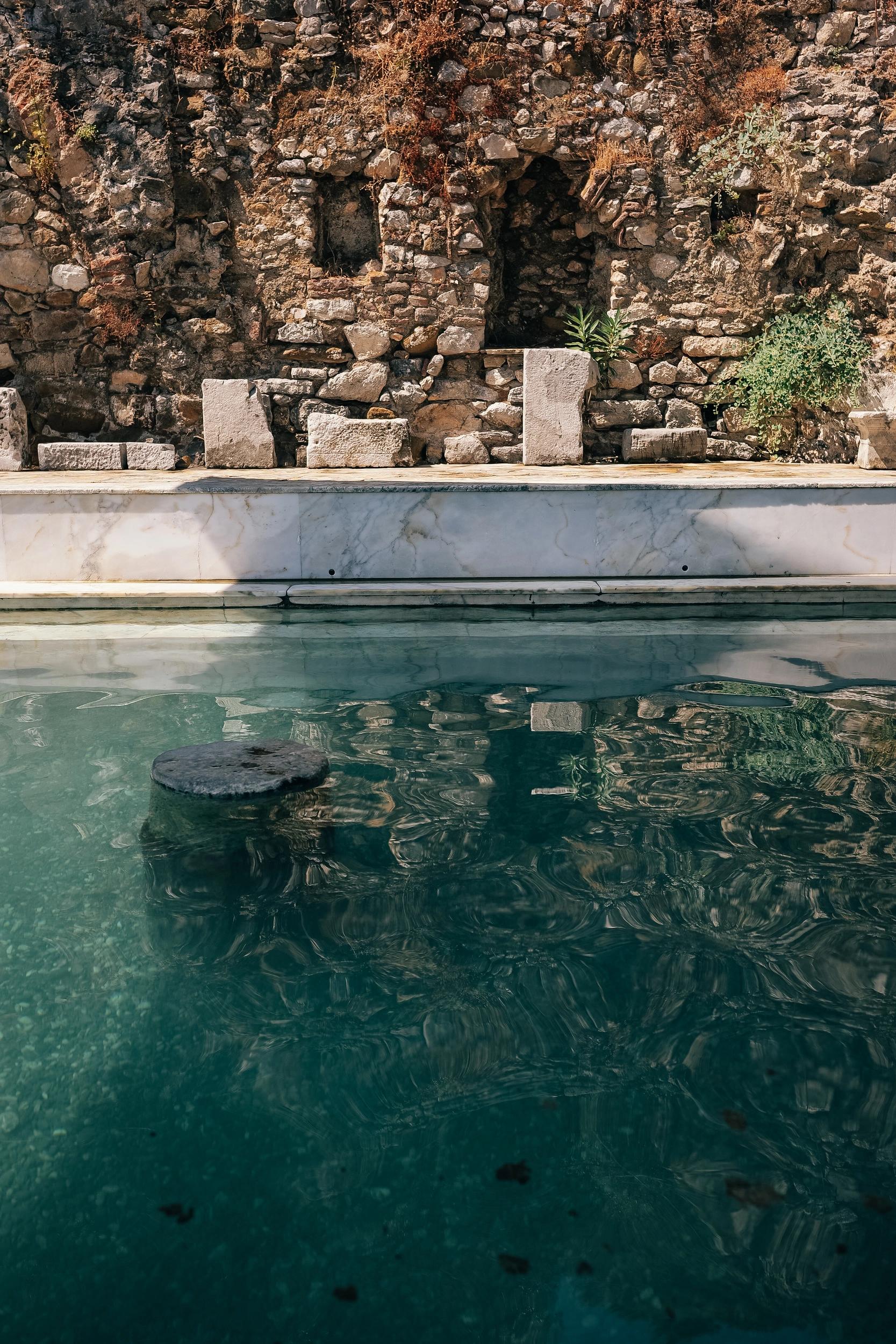 Bord de piscine en pierre dans l'hôtel 4 étoiles San Andrea entre Calvi et Île Rousse