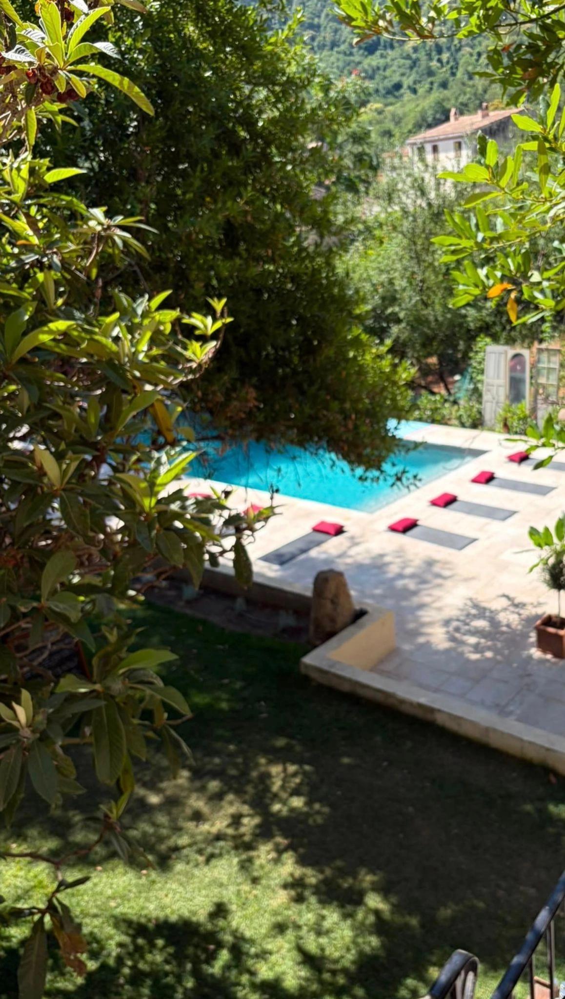 Bord de piscine cours de yoga entre Calvi et Île Rousse à proximité de l'hôtel 4 étoiles San Andrea