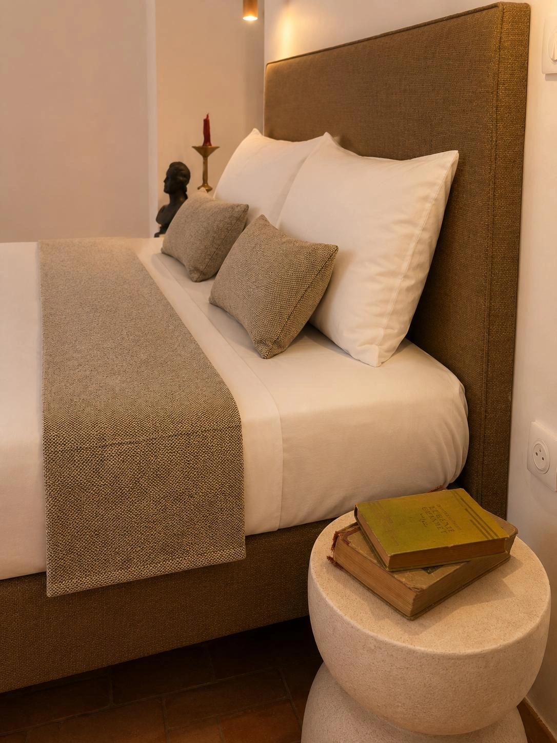 Chambre au mur avec pierre avec décoration chaleureuse à l'hôtel San Andrea