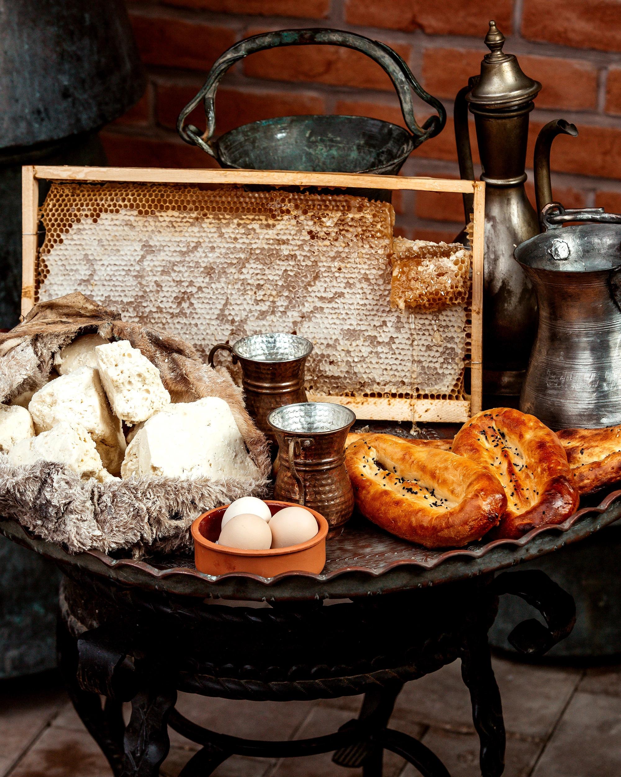 Assortiment de pains, viennoiseries et produits frais servis au petit-déjeuner de l'hôtel 4 étoiles en Balagne