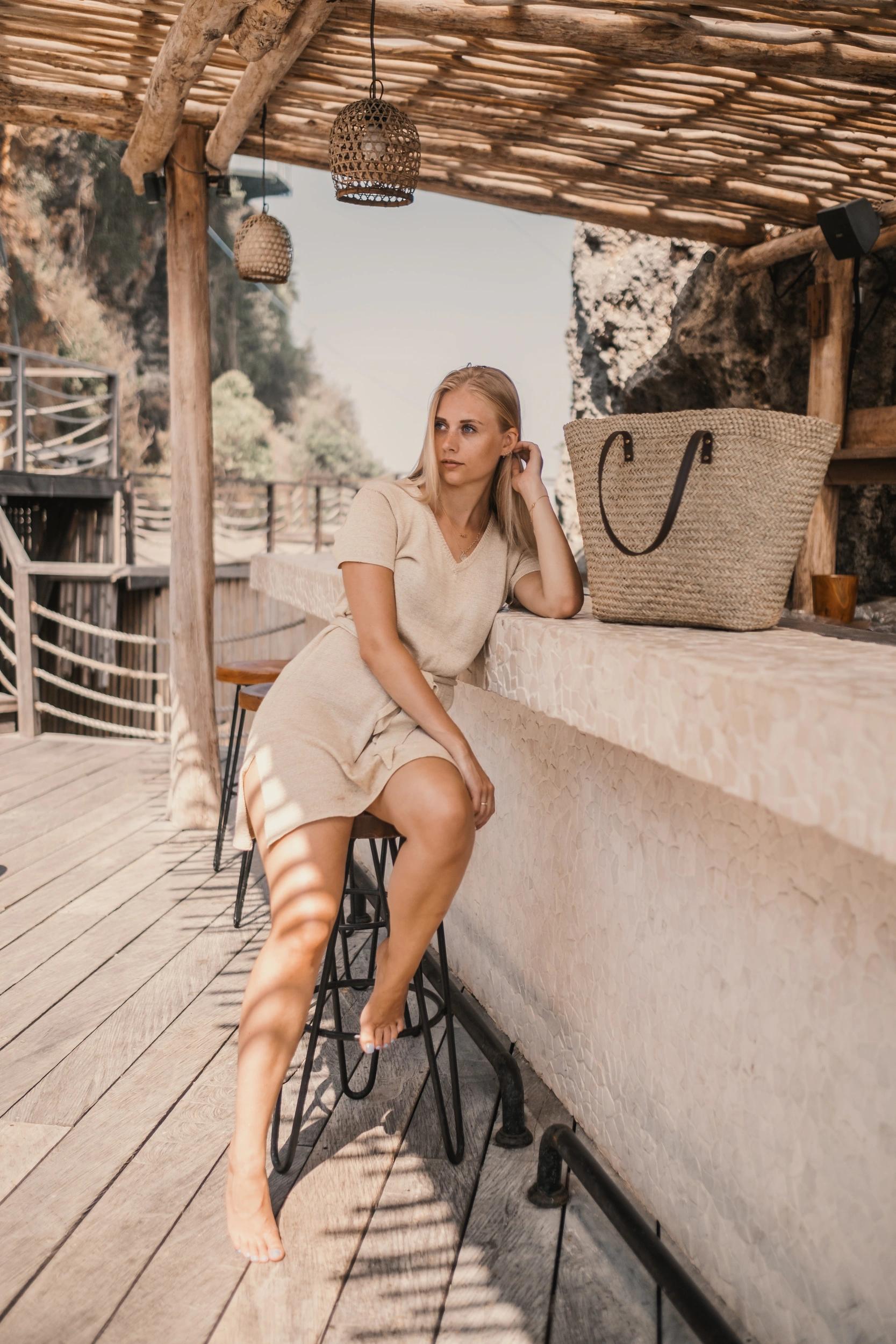 Personne assise sur un tabouret de l'hôtel San Andrea entre Calvi et Île Rousse