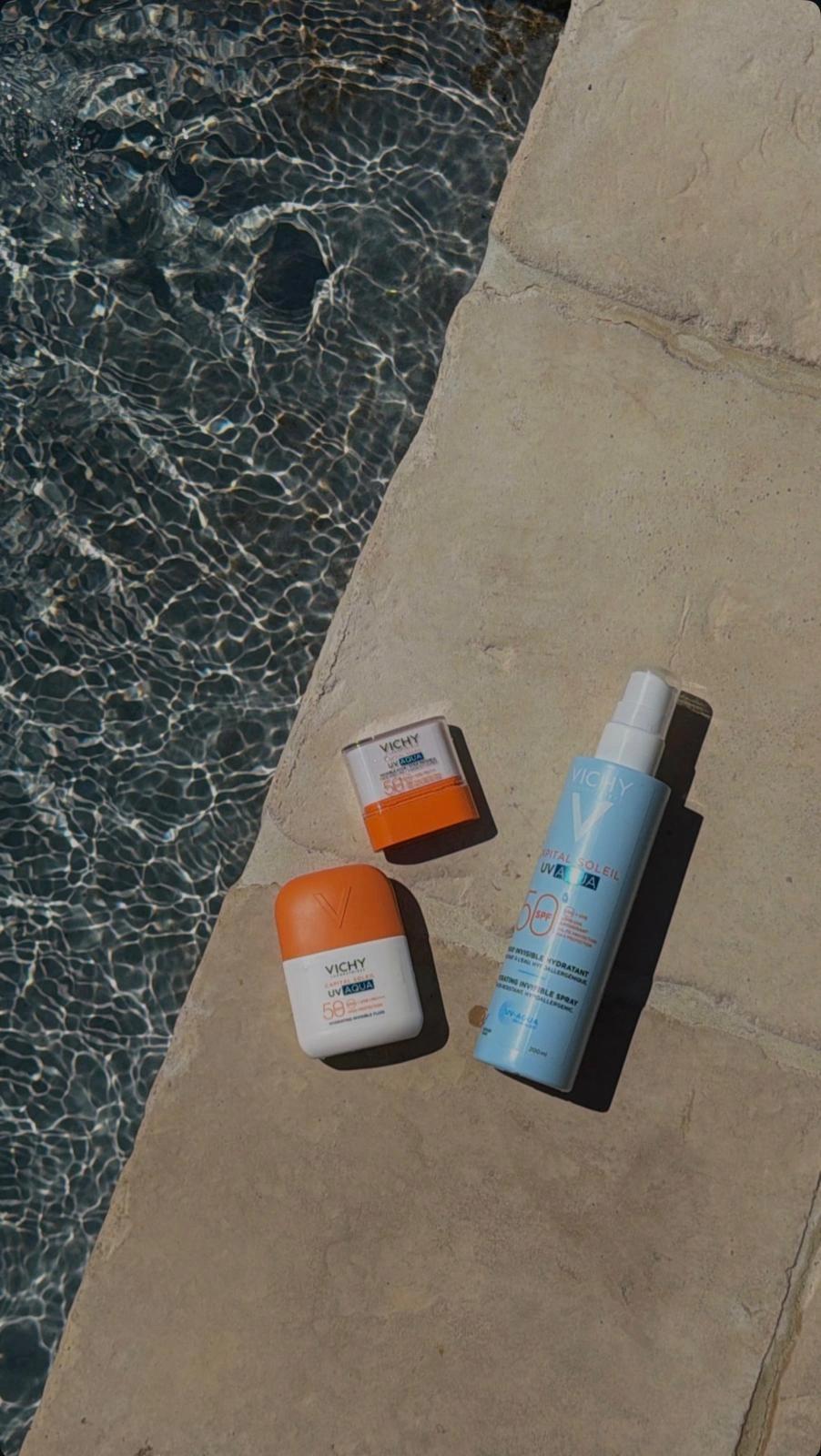 Cremes Solaires Vichy sur la pierre de la piscine de l'hôtel San Andrea entre Calvi et Île Rousse