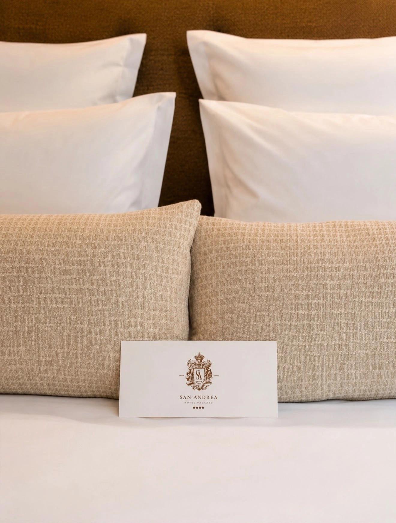 detail de la literie dans une chambre de l'hôtel 4 étoiles San Andrea